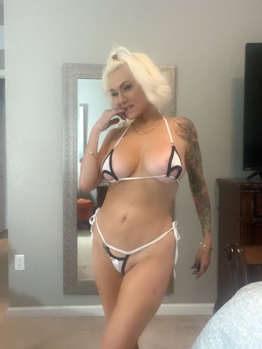 Watch Ageless Vixen's leaked NSFW photo on TwXstars