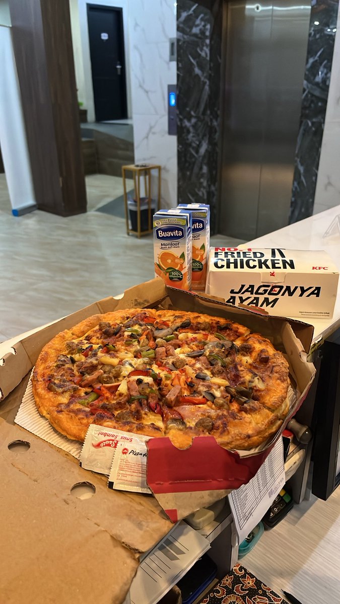 alfredo__tang's tweet photo. suddenly got yummy pizza 🍕 😋 https://t.co/9IDjSLTMqv