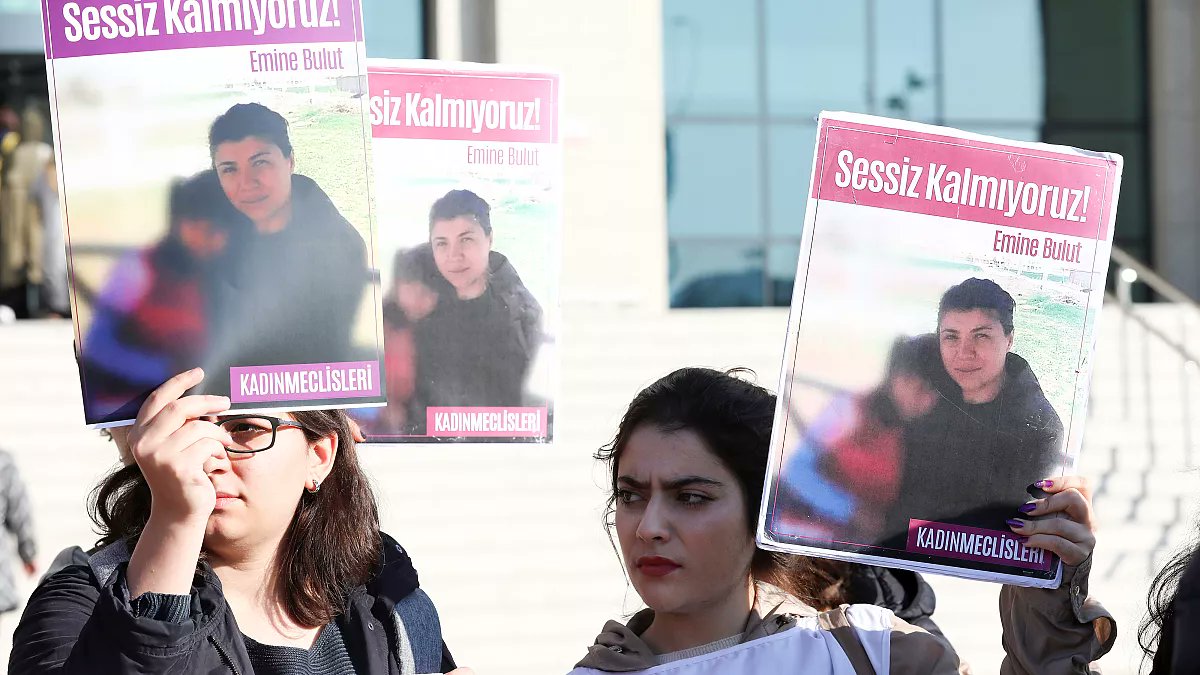 emine bulut'un ölmek istemiyorum çığlıklarını hatırlıyorsunuzdur

emine'nin karakola sığındığını ve polisin HERHANGİ BİR RİSK GÖRMEYİP gönderdiğini de hatırlar mısınız? "risk olmayan" adam tarafından 10 yaşındaki kızının gözleri önünde vurulup öldü
