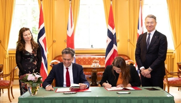 On a visit to Oslo this week, Energy Secretary Ed Miliband secured a Green Industrial Partnership with Norwegian counterparts Ministers Terje  Aasland and Cecilie Myrseth and met with Norway’s Prime Minister Jonas  Gahr Store renews.biz/100465/