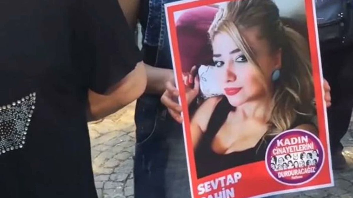 sevtap şahin cinayetinde polis olay yerine geç (karakoldan 2 dklık yürüme mesafesini 20 dkda) gitti. sevtap içeride öldürülürken kapıyı kırmak için savcılık izni beklediler. annesine dediler ki "İÇERİDE KARI KOCA VAR GİREMEYİZ". sonra savcı kararı gelince tahmin edin açabildiler