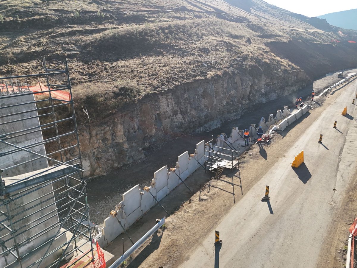 Preparación para la construcción de un muro de tierra mecánicamente estabilizada.

Foto: Sherwin de Silva.