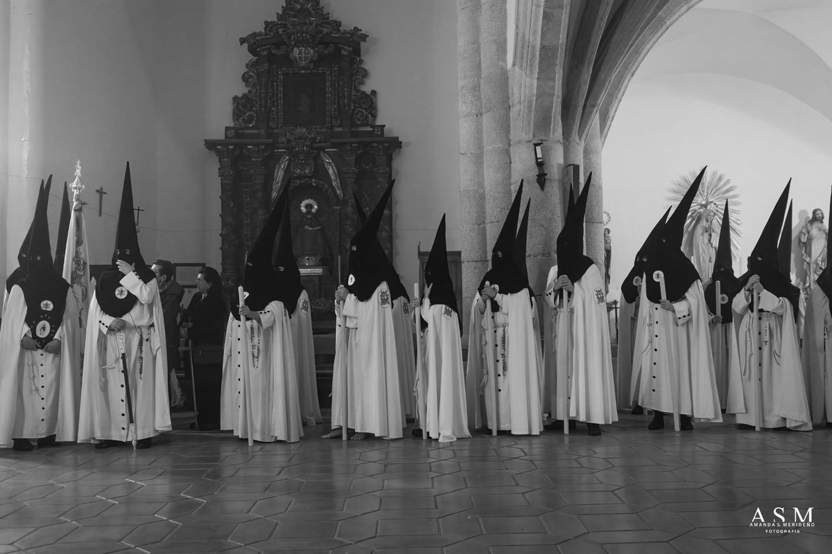 📣 El lunes y jueves de la próxima semana (12 y 15 de mayo) abrirá la Casa de Hermandad de 18.30 a 20.30 h, para la recogida de túnicas de nazareno y trajes de monaguillo.
Además se entregarán también las ceras a los hermanos que las donaron en Semana Santa.

Foto: Amanda Sánchez