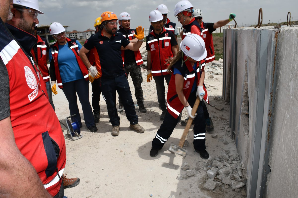 🚨Deprem Anında Müdahale Eğitimi Tatbikatla Tamamlandı

🔷Valimiz Sayın Hüseyin Aksoy ve İl Millî Eğitim Müdürümüz Sayın Sinan Aydın’ın katılımıyla gerçekleştirilen programda, AFAD koordinasyonunda yürütülen “Deprem Anında Müdahale Eğitimi”nin uygulamalı tatbikat bölümü