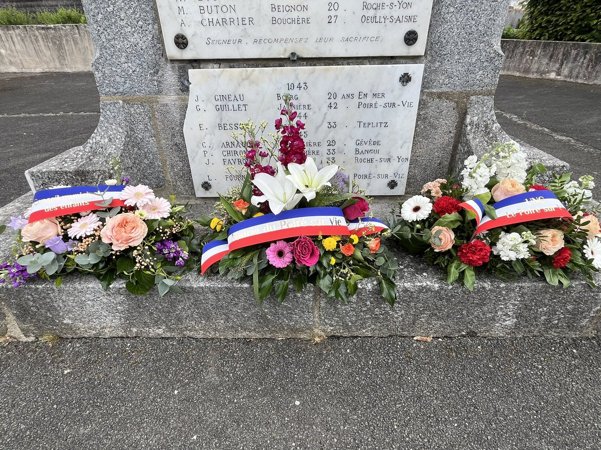 Cérémonie du #8mai au #PoiréSurVie. Souvenons nous du sacrifice d’une génération pour notre #Liberté et pour nous donner la possibilité de vivre en paix. #8mai1945  #DevoirDeMémoire