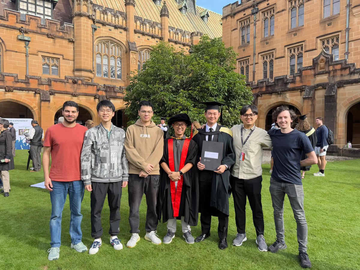 Khoonono's tweet image. Graduation 🧑🎓😍!! Super proud of our first batch of honours students from the LAB group graduating today 🤩🤩 #mentoring #leadership #sciencefamily @syd_health