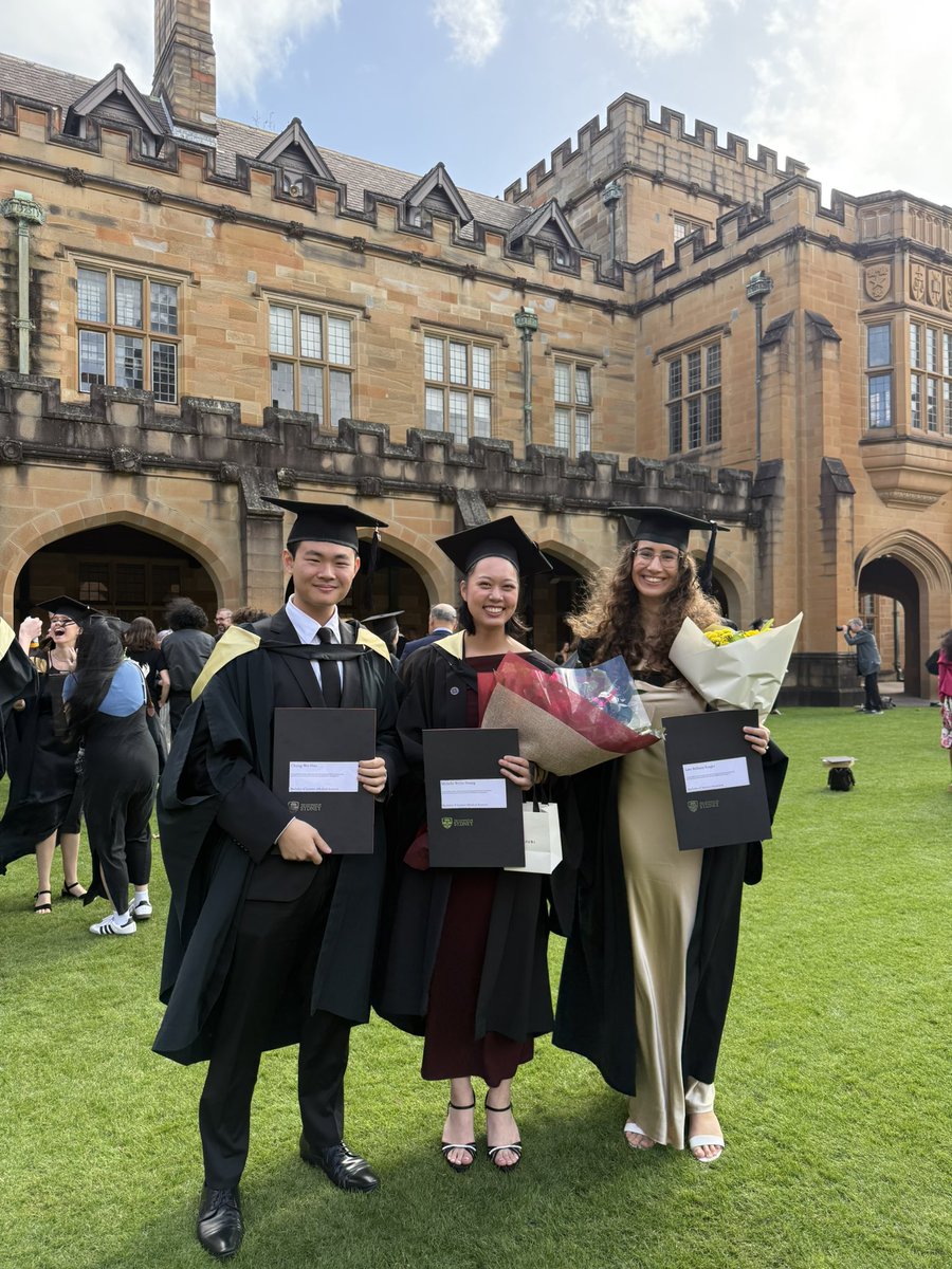 Khoonono's tweet image. Graduation 🧑🎓😍!! Super proud of our first batch of honours students from the LAB group graduating today 🤩🤩 #mentoring #leadership #sciencefamily @syd_health