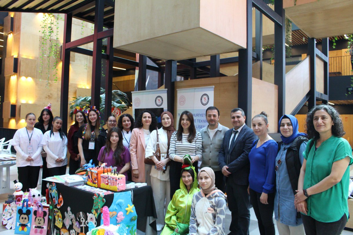 Beylikdüzü İlçe Milli Eğitim Müdürlüğü tarafından düzenlenen Kariyer Günleri Etkinliğine ortaokul öğrencileri büyük ilgi gösterdi. Kariyer Günleri çalışmasında görev alan okul rehber öğretmenlerimiz, alan öğretmenlerimiz ve öğrencilerimize teşekkür ederiz.