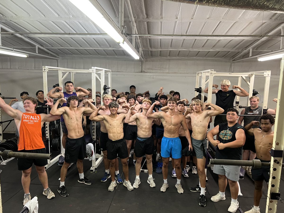 HubbleCoach's tweet image. Weight room under construction all offseason. Went back to the old weight room.  Weights weigh the same and the work still has to be done. 
#FeedTheCats
@powerlift_tx