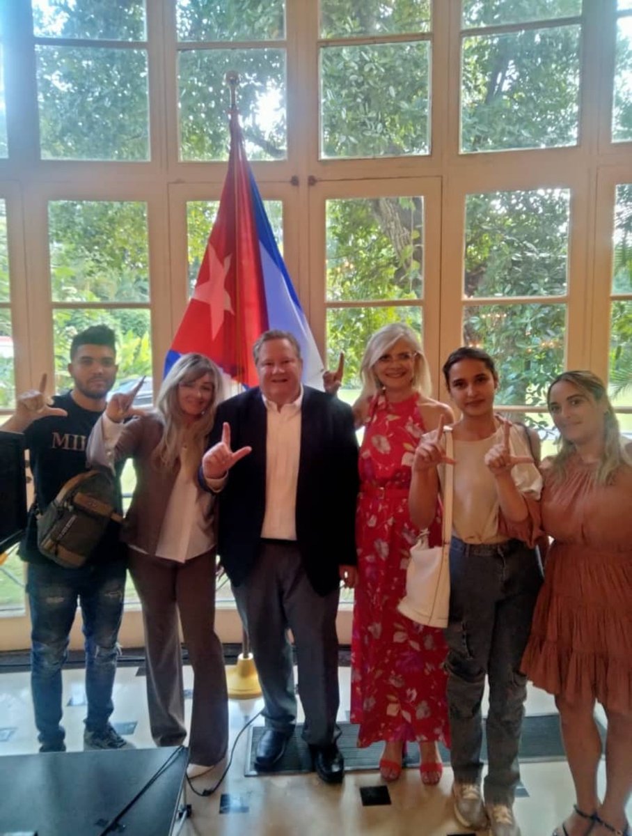 oswaldopaya's tweet image. Con motivo del día de la cultura norteamericana, Mike Hammer, jefe de la misión de Estados Unidos recibió a varios jóvenes miembros del Movimiento Cristiano Liberación (Yudelis Melchor Rodríguez, Yisdelis Febles Rodríguez, Ervi Rodríguez Melchor y Barbara Cortina)