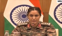 epanchjanya's tweet photo. पाकिस्तान ने हमारे कई शहरों पर रात में हमले की कोशिश की।

हमने पाकिस्तान के सारे हमले को नाकाम कर दिया।

: कर्नल सोफिया कुरैशी, प्रेस कॉन्फ्रेंस में https://t.co/WFuFvNOp0D