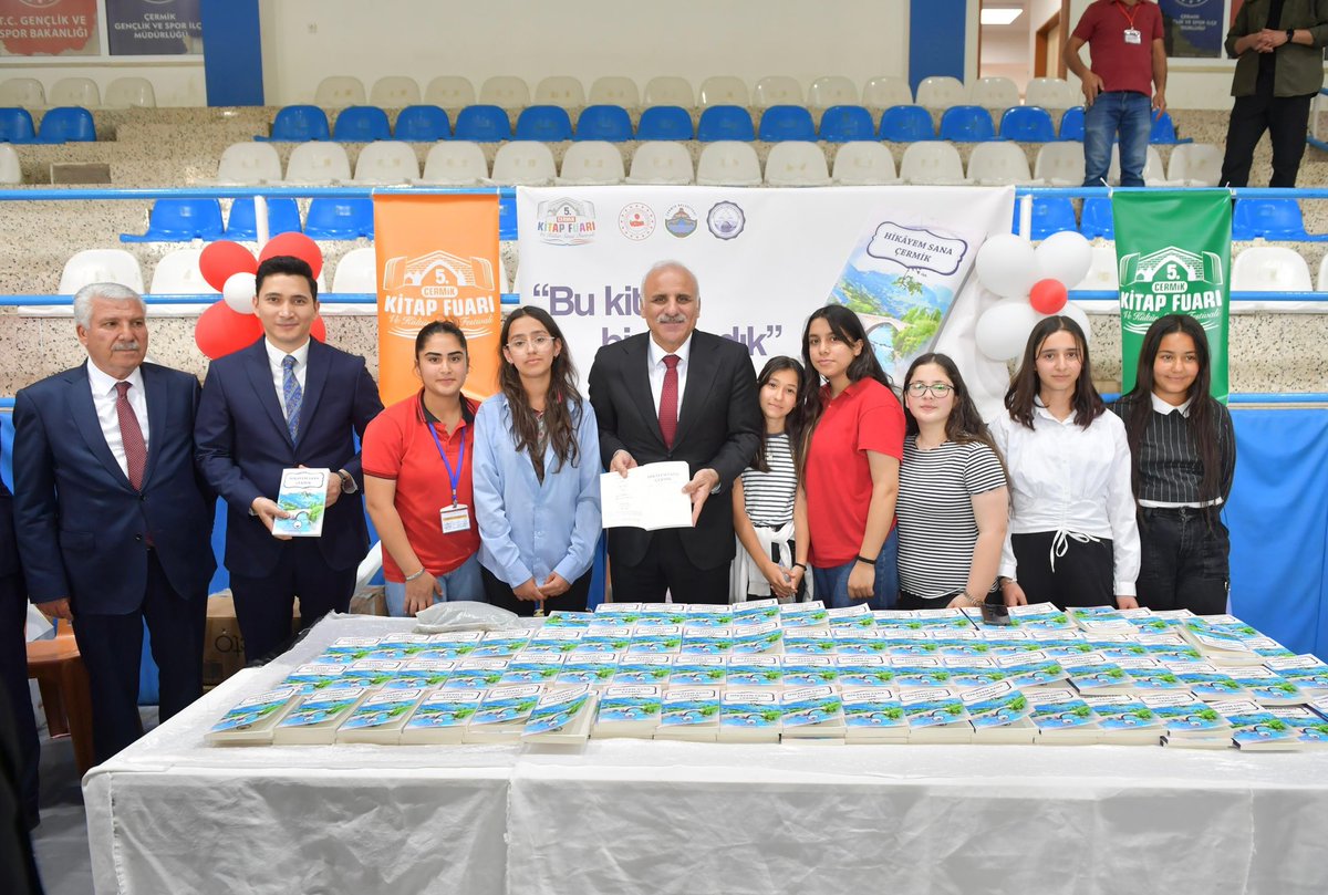 TCCermik's tweet photo. Valimiz Sayın Murat ZORLUOĞLU,Kaymakamımız Adem KARATAŞ ve ilçe protokolü ile birlikte 5.Çermik Kitap Fuarı ve Kültür Sanat Festivalini ziyaret ederek öğrencilerimiz ve yazarlarımızla bir araya geldiler. https://t.co/DLuw1Ps96M