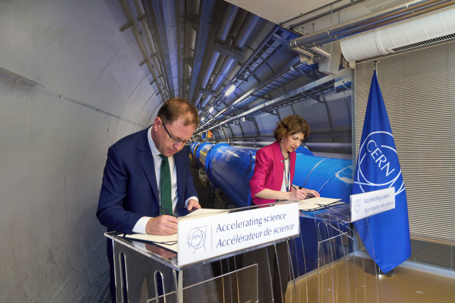 Minister <a href="/lawlessj/">James Lawless</a> has signed an Associate Membership Agreement with <a href="/CERN/">CERN</a>, marking Ireland’s commitment to join the world-renowned research organisation.

This milestone opens access to leading science, innovation, and industry collaboration.

ℹ️gov.ie/en/department-…