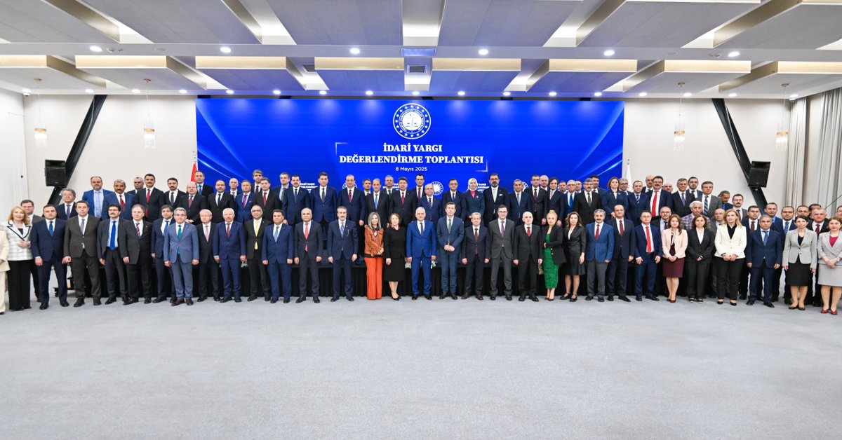 ‘İdari Yargı Değerlendirme Toplantısı’nda Bakan Yardımcılarımız, HSK Üyelerimiz, Bakanlık birim amirlerimiz, Bölge İdare Mahkemesi Başkanlarımız, İstinaf Daire Başkanlarımız, İlk Derece İdare ve Vergi Mahkemesi Başkanlarımızla bir araya geldik.

İdarenin eylem ve işlemlerine
