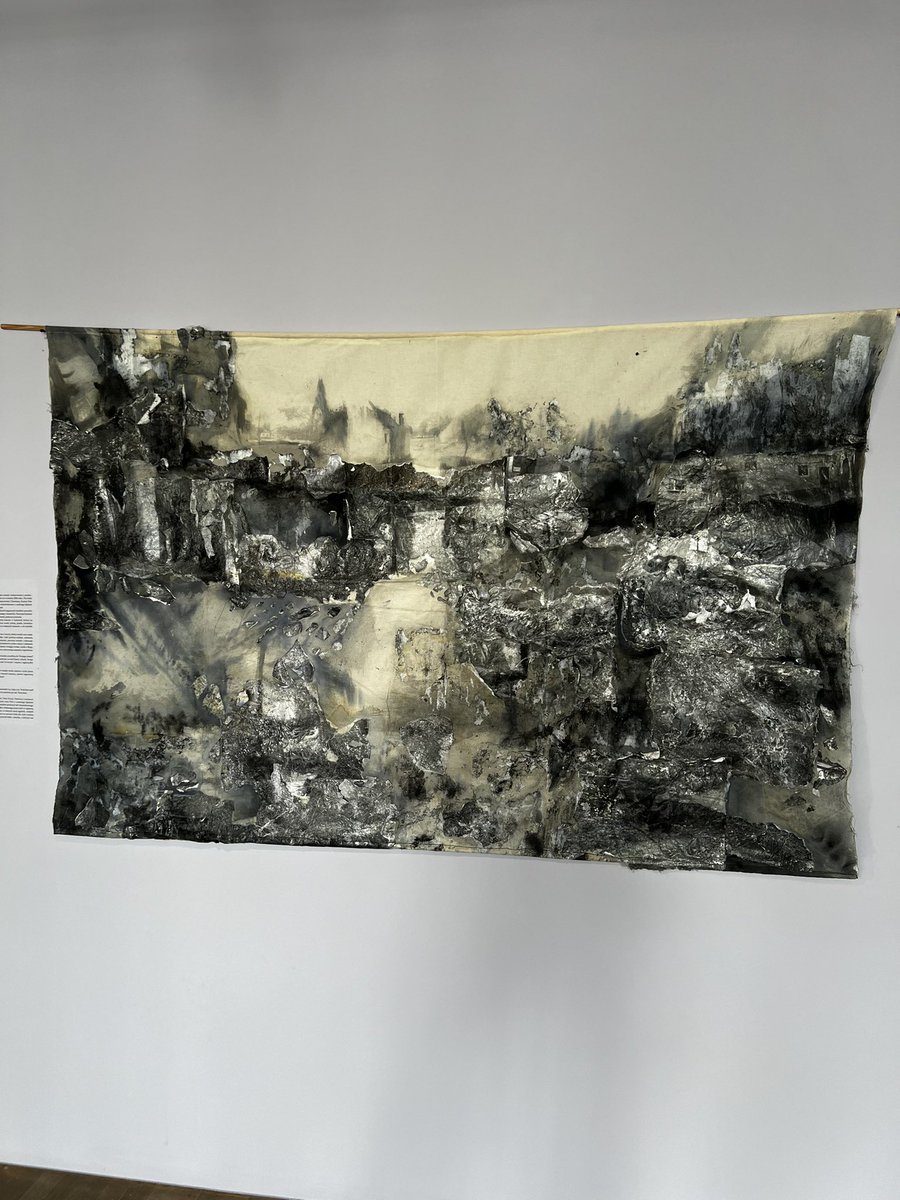 Dziś miałam wyjątkową okazję uczestniczyć w ocenianiu prac konkursowych tegorocznego Salonu Wiosennego - przeglądu dorobku twórczego opolskiego środowiska artystycznego. Wśród wielu znakomitych prac jedna szczególnie zapadła mi w pamięć - odnosząca się do tematu powodzi. Cieszę