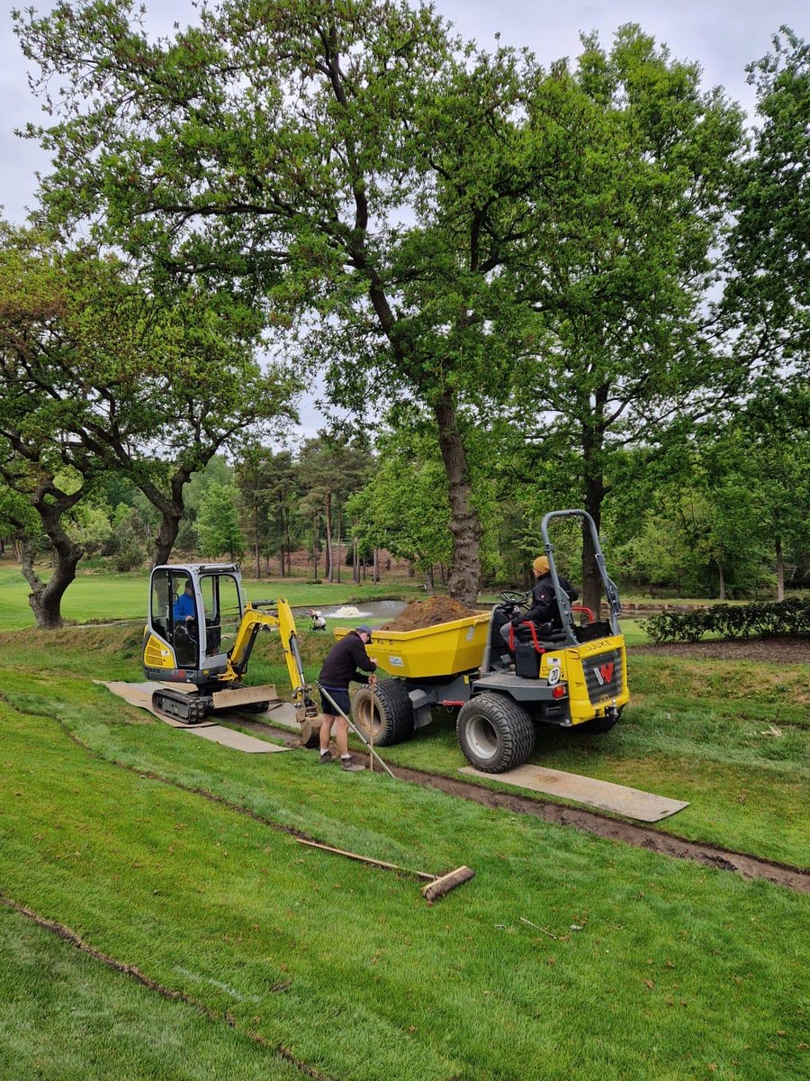 The team at #DJUKE have been to Wentworth Golf Club this week to install #HYDROWICK 

#sportsturf #drainage #drainagesoloutions #golf #golfclub #sportsturfcontractors