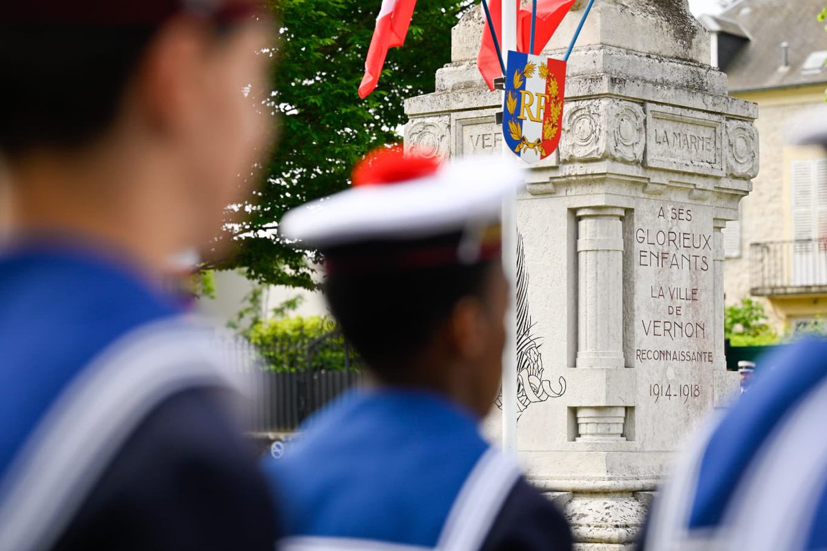 Il y a 80 ans, la Victoire.

Le sacrifice pour l'atteindre avait été immense.

Des soldats morts, blessés, prisonniers.

Des résistants foudroyés ou torturés.

Des civils assassinés et déportés, en particulier les Juifs morts dans la Shoah.

Des champs de ruines laissés par les