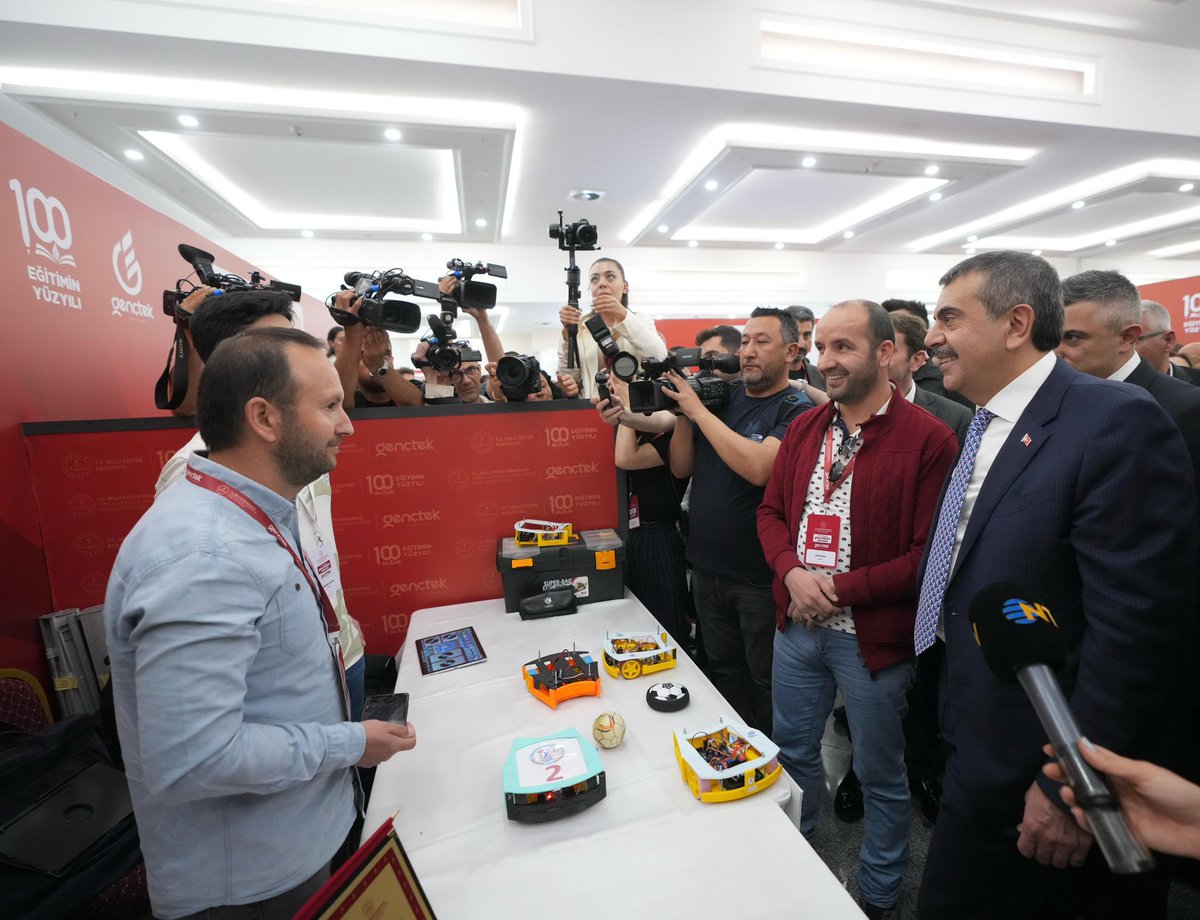 Millî Eğitim Bakanı <a href="/Yusuf__Tekin/">Yusuf Tekin</a> GençTek “Akran Öğrenme ve Genç Bilişim Ekosistemi Zirvesi” Açılışında Hitap Etti

“Biz Türkiye'nin geleceğini sizlere emanet edileceğinin farkındayız ve sizin dünyanın en donanımlı gençliği olarak yetişmeniz için her türlü fedakârlığı yapmaya