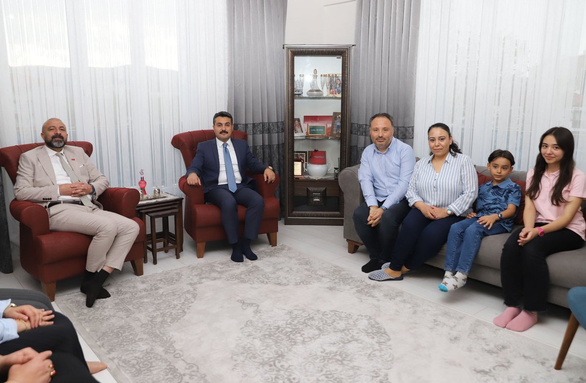 sivasmem's tweet photo. Millî Eğitim Müdürümüz Fatih Erdoğan, Selçuk Anadolu Lisesi 9. sınıf öğrencisi Elifnaz Yıldırım’ın ailesini ziyaret etti.

Öğrenci ve velilerle olan iletişimin güçlendirilmesi amacıyla okul idarecileri ve öğretmenler tarafından gerçekleştirilen veli ziyaretleri devam ediyor. Bu kapsamda Millî Eğitim Müdürümüz Fatih Erdoğan, Selçuk Anadolu Lisesi 9. sınıf öğrencisi Elifnaz Yıldırım’ın ailesini evlerinde ziyaret etti.  
Okul idarecileri ve öğretmenlerinde hazır bulunduğu ziyarette Elifnaz Yıldırım’ın eğitim durumu, hedefleri ve okul yaşantısı hakkında aileyle görüş alışverişinde bulunan Erdoğan, öğrencilerin başarısında aile desteğinin büyük bir rol oynadığını vurguladı.
Erdoğan, 2025 yılının Cumhurbaşkanı Sayın Recep Tayyip Erdoğan tarafından “Aile Yılı” olarak ilan edildiğini dile getirerek, toplumun temel yapı taşı olan ailenin önemine vurgu yaptı.
Hiçbir çocuğun ihmal edilmemesi ve topluma kazandırılması gerektiğini dile getiren Erdoğan, “Akademik başarıyı artırmak için birçok proje ve çalışma yürütüyoruz, bunun yanı sıra çocuklarımızın sosyal, kültürel, sanatsal, sportif ve bilimsel alanda da gelişmeleri için farklı alanlarda yürüttüğümüz çalışmalarımız var. Vatanına, milletine bağlı, millî ve manevi değerlerine sahip çıkan nesiller yetiştirmek istiyoruz. Çocuklarımız ilk eğitimlerini anne-babasından alıyor. Sizler çocuklarınıza bu değerleri ne kadar bilinçli verirseniz bu ülkeye faydalı bireyler yetiştirmiş olursunuz.” dedi.  
Bir süre Yıldırım ailesi ile sohbet eden Erdoğan, veli ziyaretlerine belirli aralıklar ile devam edileceğini ve bu ziyaretlerin öğrencilerin eğitim süreçlerine olumlu katkılar sağlayacağını dile getirdi.

@tcmeb 
@valisimsek 
@Yusuf__Tekin 
@erdogan_fatih66