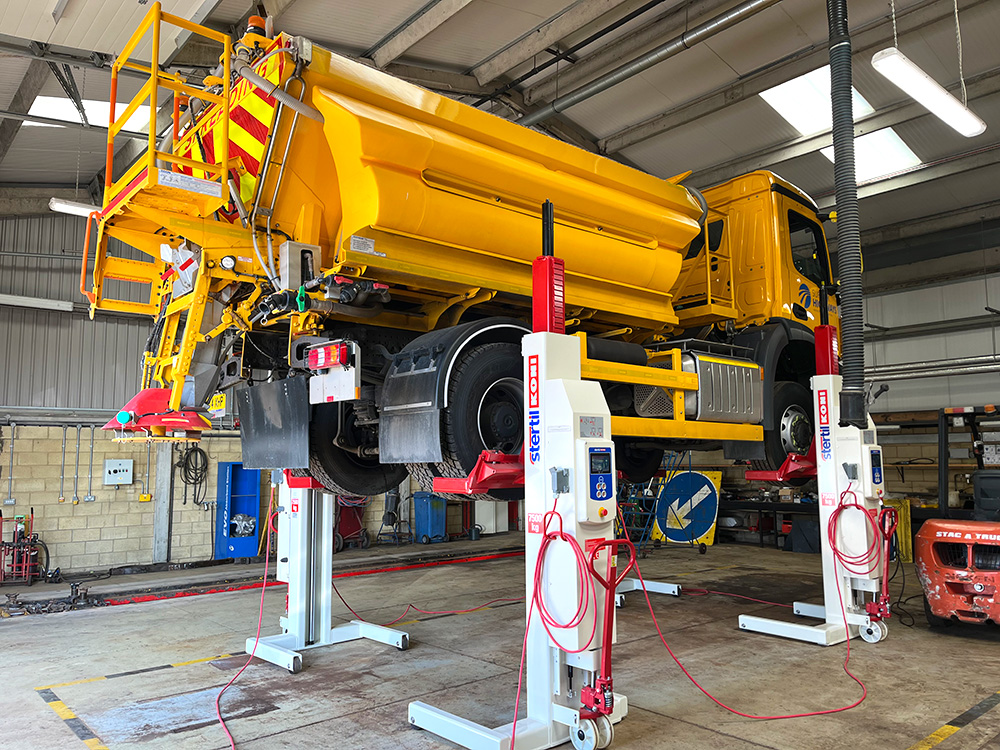 Another installation📸

Econ Engineering has upgraded its Halesworth depot with Stertil-Koni mobile column lifts – boosting flexibility, safety, and speed in fleet maintenance. Perfect for their gritters, de-icers, and snow ploughs.

Read the full story: stertil-koni.co.uk/news/2025/econ…