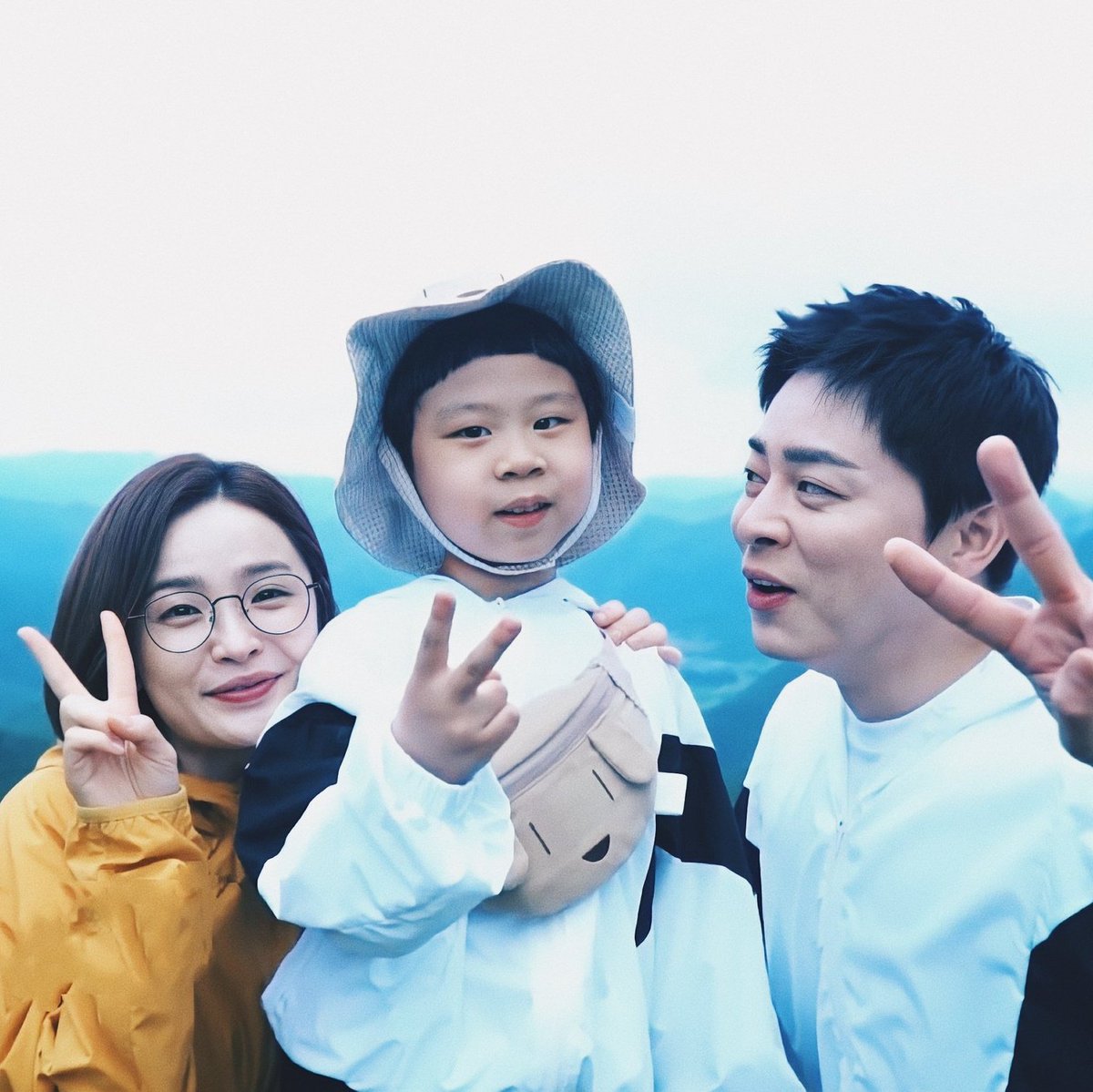 midobirb's tweet photo. if resident playbook gives us an iksongju or iksong cameo in one frame, it’s over for us. absolutely over. endgame. the end. bye world. https://t.co/QinvSnSK4u