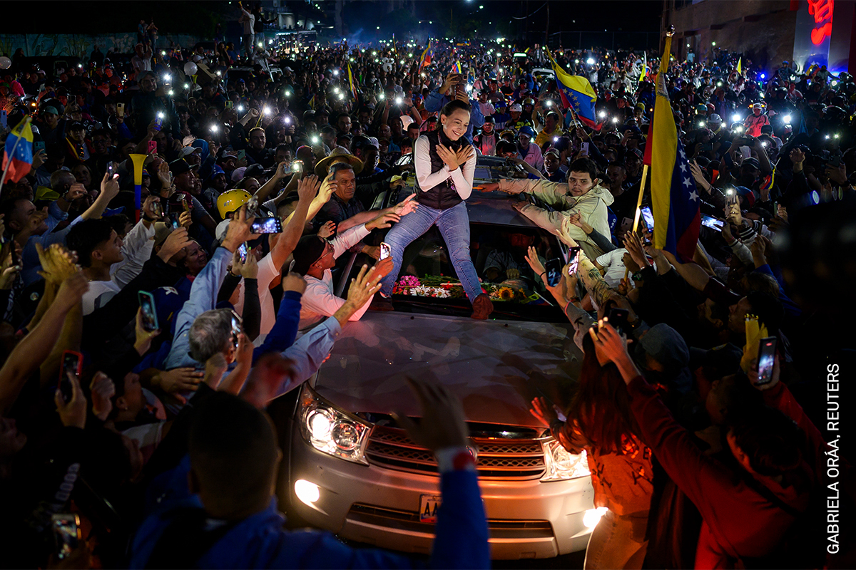 World Press Photo (@worldpressphoto) on Twitter photo Photo of the Day | Venezuelan opposition leader María Corina Machado greets supporters from atop a vehicle during a campaign rally for the opposition presidential candidate, Edmundo González Urrutia. By @gabyoraa,<a href="/Reuters/">Reuters</a>, awarded in the #WPPh2025 Contest: worldpressphoto.org/collection/pho… Photo of the Day | Venezuelan opposition leader María Corina Machado greets supporters from atop a vehicle during a campaign rally for the opposition presidential candidate, Edmundo González Urrutia. By @gabyoraa,<a href="/Reuters/">Reuters</a>, awarded in the #WPPh2025 Contest: worldpressphoto.org/collection/pho…