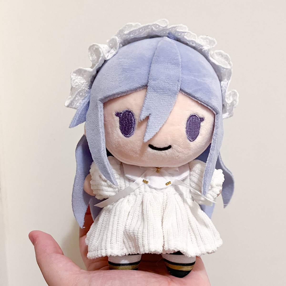 Tirenya's tweet image. 蕾娜娃娃在日本黃金週結束後終於到家了(((o(*゚▽゚*)o)))
感覺身體介於10cm~15cm的棉花娃之間
這兩種尺寸的衣服應該都可以穿
黑白千鳥格的是15cm洋裝月芙芙
白色燈芯絨洋裝是10cm的Cozy Dress
這次娃場就決定帶她去玩兒了❤️
IG的話,蕾娜娃娃會放86帳而不是棉花娃帳