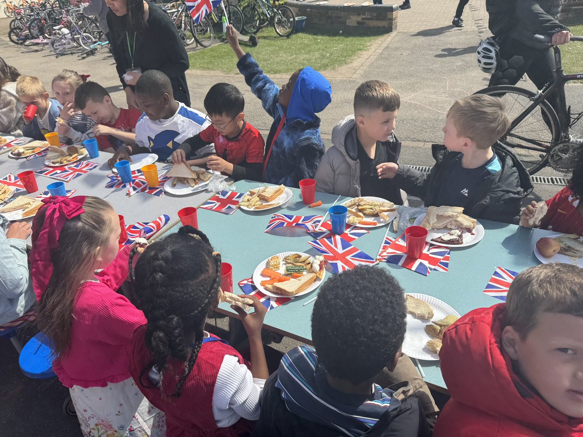 We had a fun street party style lunch today to celebrate VE day! Fun and yumminess all around! <a href="/MabLanePri/">Mab Lane Primary Sch</a>  🇬🇧 🧺 👏