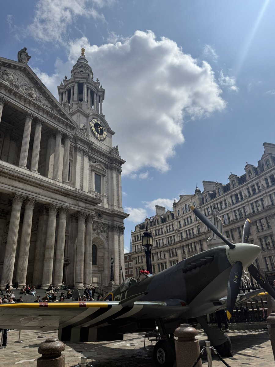 sam6con's tweet image. 🇬🇧Great to mark #VEDay80 by seeing the Spitfire @StPaulsLondon 

👏Thank you also to all the @PoppyLegion volunteers I met today. #NeverForget #PoppyAppeal