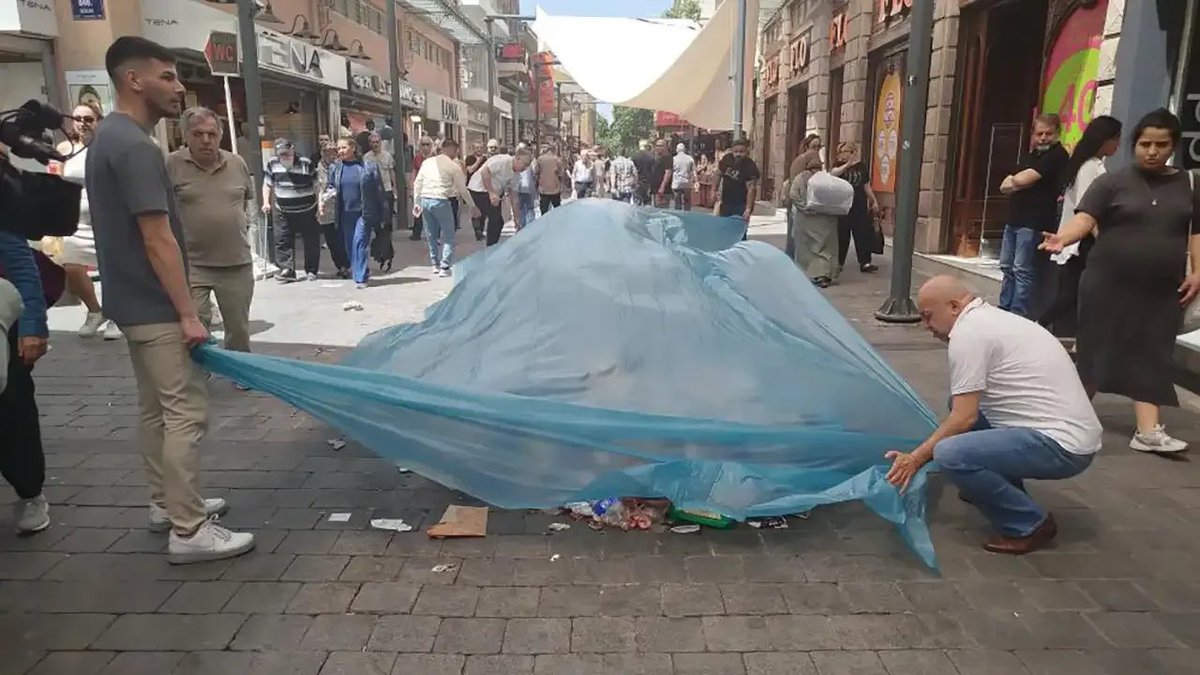 Konak Belediyesi çalışanlarının grevi nedeniyle Kemeraltı’nda biriken çöp yığınları, turistler görmesin diye esnaf tarafından örtüyle kapatıldı.