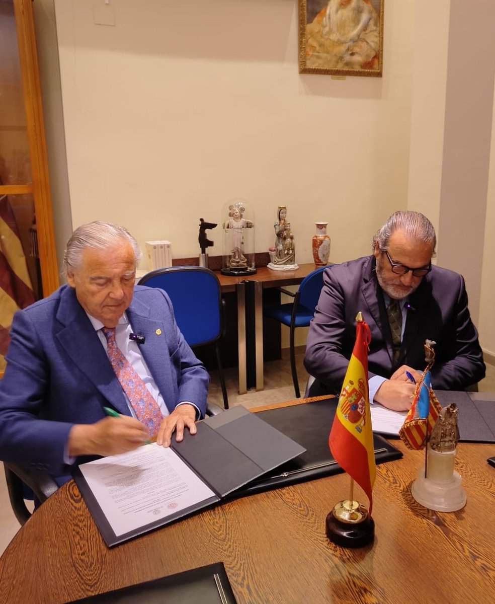 Hoy comienzo una nueva etapa con la dirección del Aula Colombina de la Real Academia de Cultura Valenciana <a href="/RACValenciana/">Real Acadèmia de Cultura Valenciana</a> ( desde 1915). En nombre del Centro de Estudios Colombinos de la Comunidad Valenciana he firmado un convenio de colaboración con el Ecxmo. Sr. Decano D. Luis