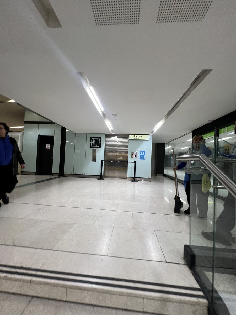 guacharito's tweet image. 🚨 @AeropuertoTIJ, I’m frustrated! The mechanical escalator by door 18 is out of order, and there’s no elevator. As a parent of twins, I can’t manage this alone. This is unacceptable! 😡 #TijuanaAirport #AccessibilityIssues