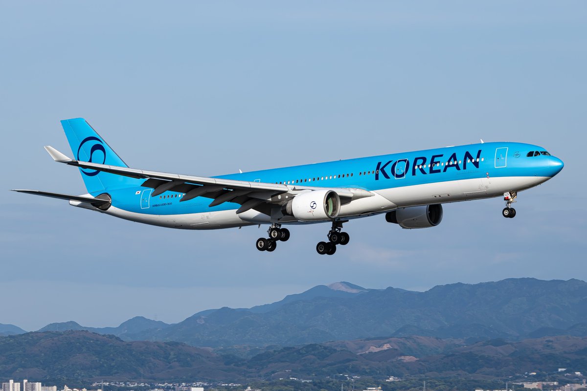 kup_0112's tweet image. Korean Air
A330-323/HL8025
at Kansai Int'l Airport #RJBB
2025 5/8
ー　ー　ー
先日新塗装にリペイントされたばかりのKEのA330が初飛来。
一番光線の良い時間帯でしたが、到着直前の薄雲配給によって全開光線とはなりませんでした🥲