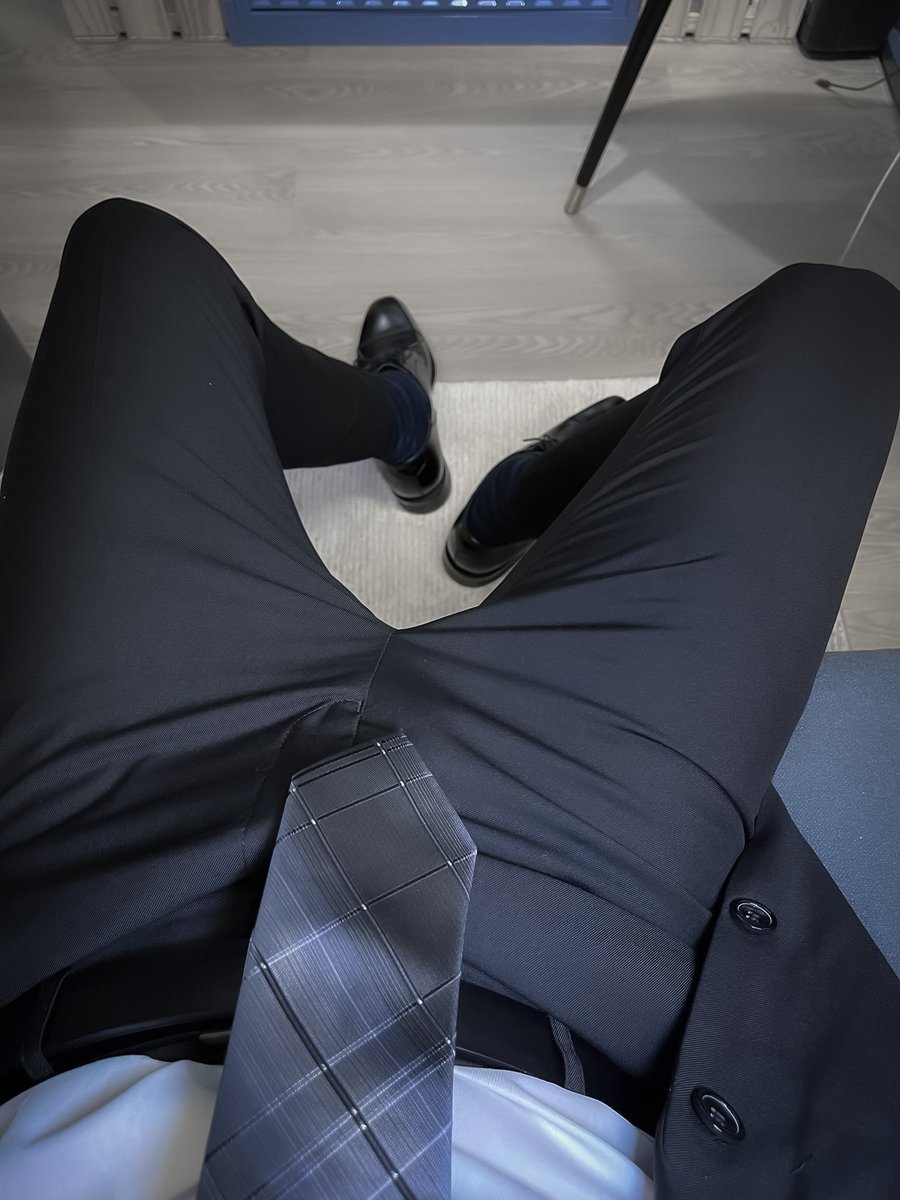 明天放假
該做什麼準備？😈

#suit #西裝 #紳士襪 #絲襪
#皮鞋 #socks