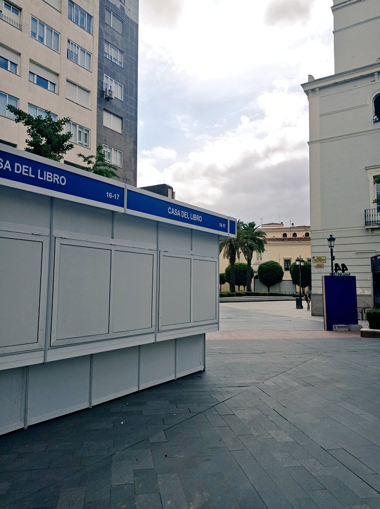 Mañana por la tarde empieza la <a href="/FLBadajoz/">Feria del Libro de Badajoz</a>.

Casa del Libro está en las casetas núm 16-17 junto a Información y la Carpa de Firmas.

Te esperamos con todas las novedades con un 10% de descuento.

#44FLB