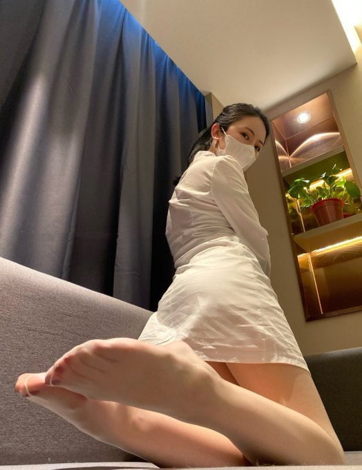 KaylaS64780's tweet photo. 今晚和大叔出来玩，大叔说喜欢看我穿丝袜配白色裙子，必须满足 https://t.co/QXJvzhYThR