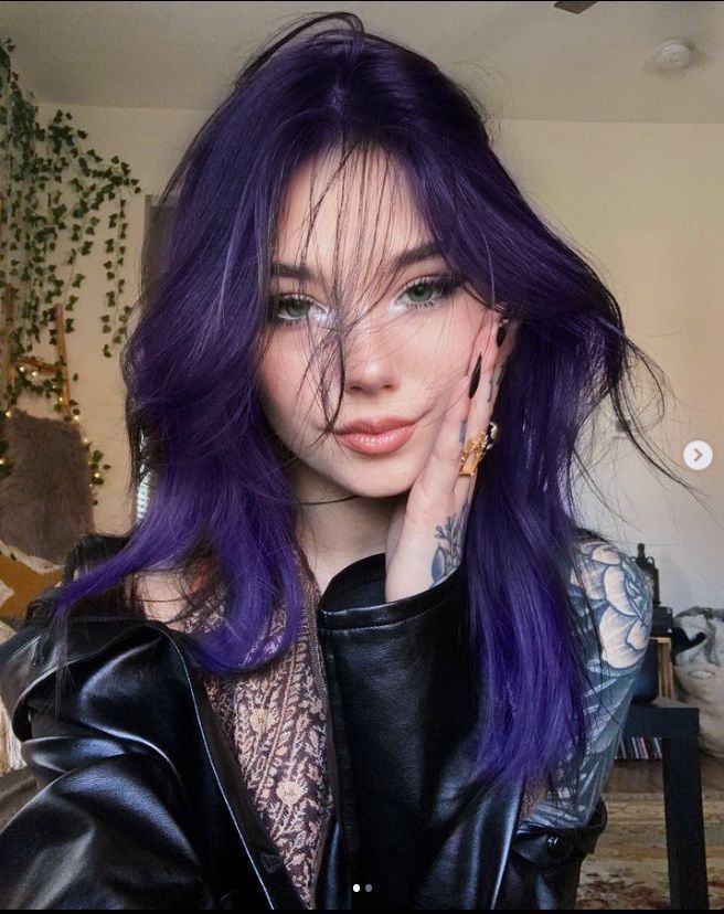 Modern dating is hard.

But spotting red flags early is harder.

Here are the top 10 red flags 🚩 to avoid in a woman:

1) She has purple hair.