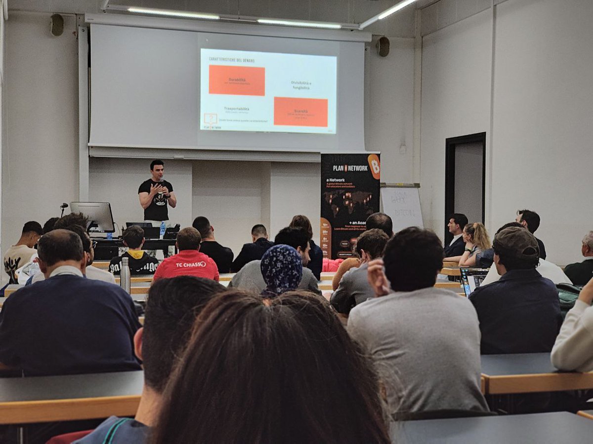 Lezione su Bitcoin in Università (USI) a Lugano, nata dalla collaborazione tra <a href="/planb_network/">Plan ₿ Network</a> e @pos_hub_bitcoin 
Studenti e professori presenti per la prima di una serie di iniziative congiunte del 2025 tra <a href="/LuganoPlanB/">Lugano Plan ₿</a> e le università locali ⚡
Con <a href="/mir_btc/">🤌🏼⚡ MIR 🇨🇭🦡</a> e <a href="/VRicatto/">Vittorio Ricatto Rixos</a>