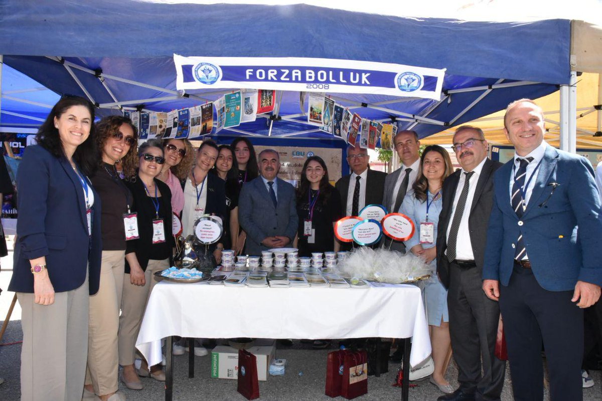 Balıkesir Lisesi’nde gerçekleştirdiğimiz “Liselerde Bilim Uygulamaları” programında öğrencilerimizin bilimsel üretimlerini büyük bir gururla izledik.Araştıran, sunan ve sorgulayan gençlerimizle #TürkiyeYüzyılı emin ellerde.Emeği geçen öğretmen ve öğrencilerimize teşekkür ediyorum