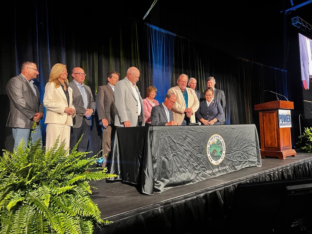 SenatorYoder's tweet image. 🌄 Started the day in Elkhart at the RV Industry POWER Breakfast for a ceremonial signing of SEA 484 — highlighting how outdoor rec powers Indiana’s economy.
📈 My SB 1616 amendment calls for a study on how our public lands fuel jobs, tourism & growth. #INForAll #RVStrong