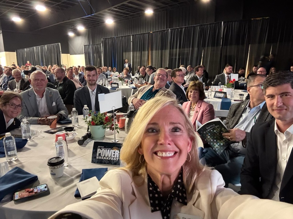 SenatorYoder's tweet image. 🌄 Started the day in Elkhart at the RV Industry POWER Breakfast for a ceremonial signing of SEA 484 — highlighting how outdoor rec powers Indiana’s economy.
📈 My SB 1616 amendment calls for a study on how our public lands fuel jobs, tourism & growth. #INForAll #RVStrong