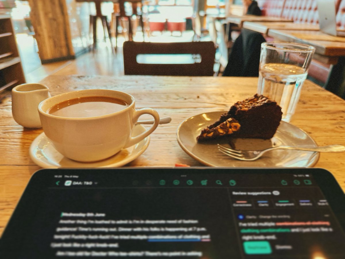 Book editing in my old Glasgow coffee shop 📗☕️🍰🏳️‍🌈🏳️‍⚧️ #thediaryofandyangus
