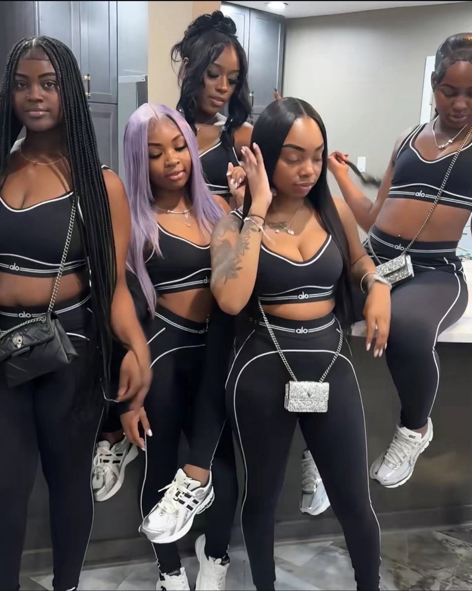 bro i dead don’t understand how yall think this is “fashion” ts look a mess