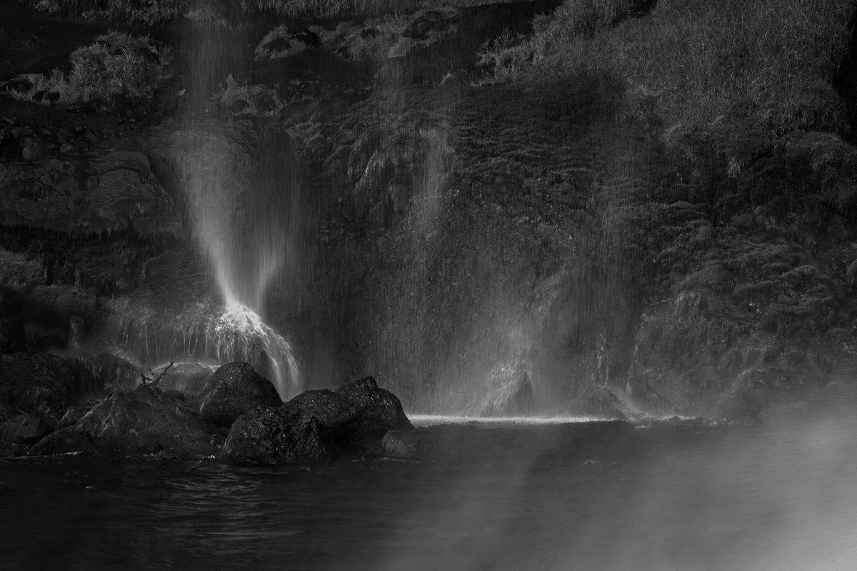 🌬 Glimpsing Lethe 🌬

If everything around us inevitably influences us, how can we say that a reportage shot represents reality while an abstract shot distorts it?

#NaturePhotography #bnwphotography #fineartphotography