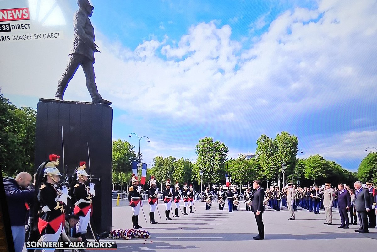 GilbertCollard's tweet photo. Commémorations du 8 mai : qu'est-ce qu'il a l'air petit... https://t.co/W346VWE4Tp