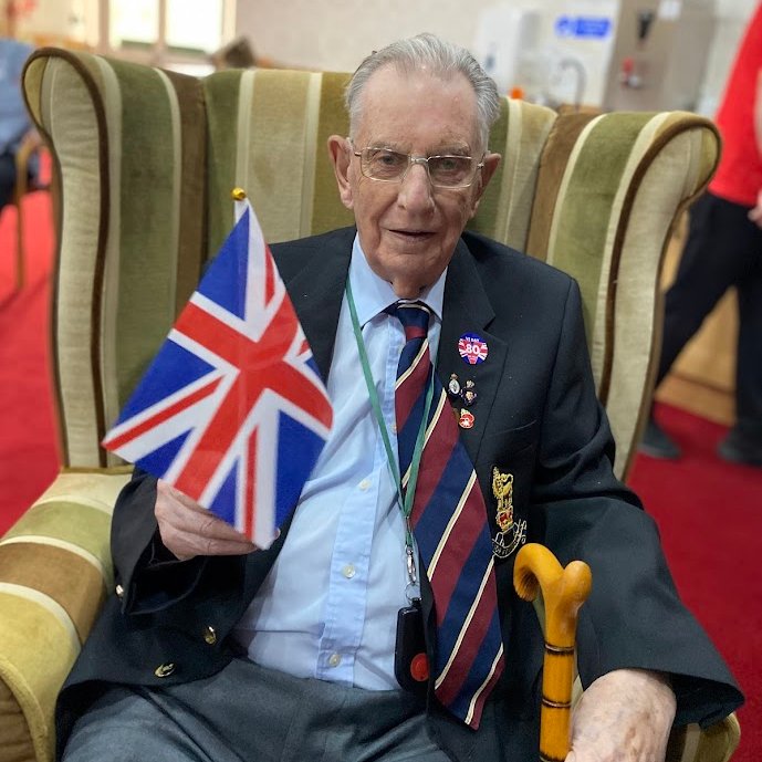 thermbi's tweet image. To mark 80 years of #VEDay, our residents at Devonshire Court, in #Leicester, and Queen Elizabeth Court, in #Llandudno shared their wartime stories, enjoyed sing-alongs and afternoon tea. π¬π§
#veday80thanniversary #LestWeForget