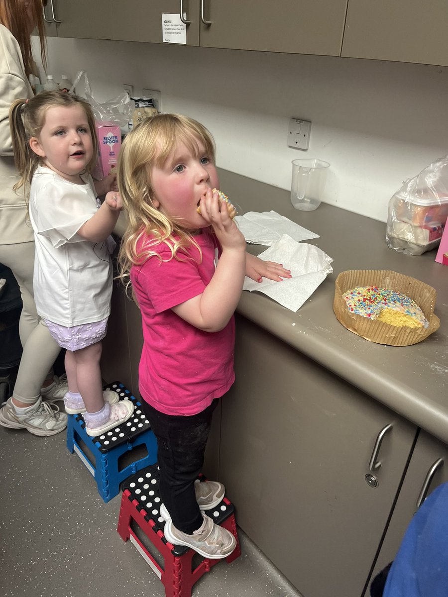 Week 6 Wednesday free cooking class- cake! Sad but good last cooking session in this Wednesday block. Had to measure find 3/4. Watch out cake cook in the oven and grow, put our icing and sprinkles onand last get to eat our cakes.

#feedfamilyforafiver #wlequity #cookingtogether