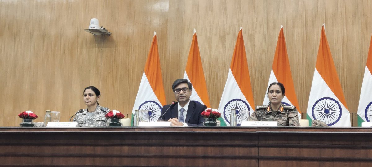 Col Sofiya Qureshi/ Wg Cmde Vyomika Singh in combat uniforms 

Picture speaking for itself 

#operation_sindoor #OperationSindoor #PahelgamTerroristattack