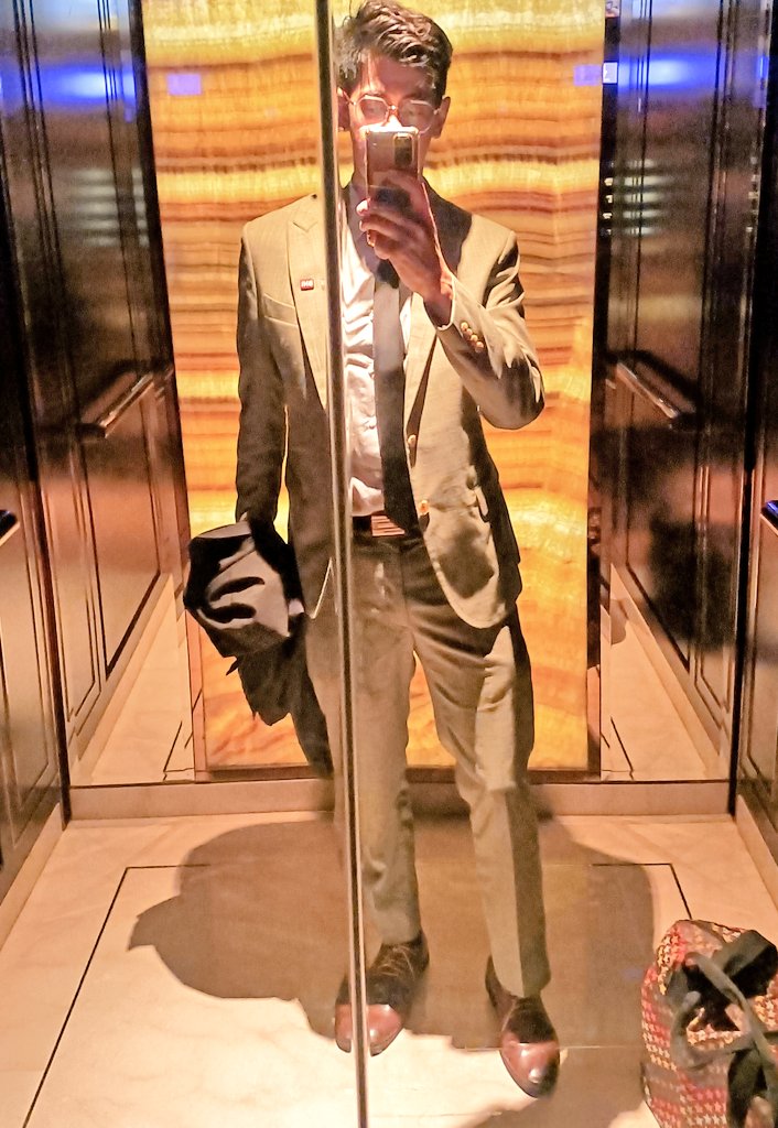 大倉飯店的電梯好暗！