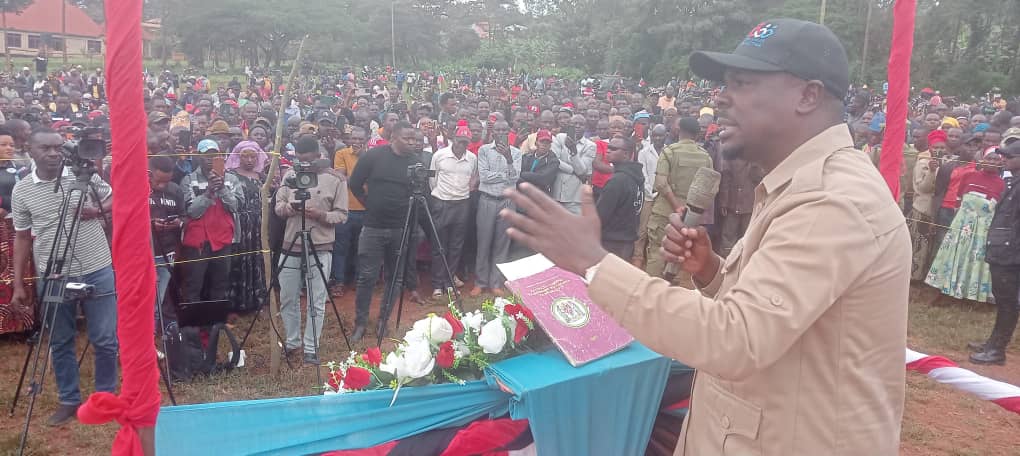 Makamu Mwenyekiti Bara <a href="/HecheJohn/">John Heche</a> akihutubia mkutano wa hadhara katika uwanja wa Vijana mjini Nkwenda yaliko Makao Makuu ya Wilaya ya Kyerwa, ikiwa ni mwendelezo wa Operesheni #NoReformsNoElection Kanda ya Victoria.